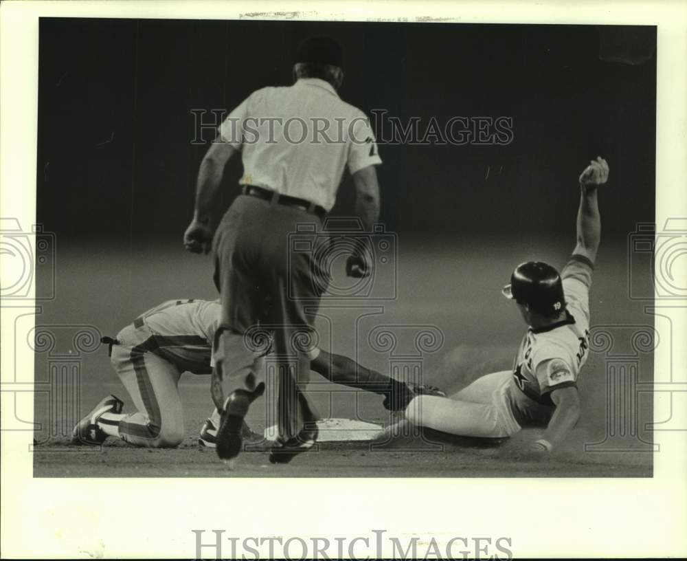 1986 Press Photo Astros&#39; Bill Doran appears to be tagged out by Mets shortstop. - Historic Images