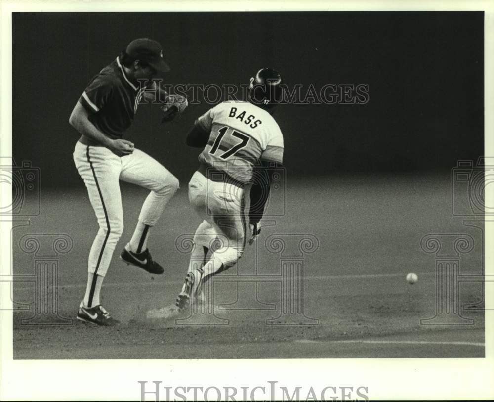 1986 Press Photo Astros Kevin Bass steals second; Cubs Ryne Sandberg misses ball - Historic Images