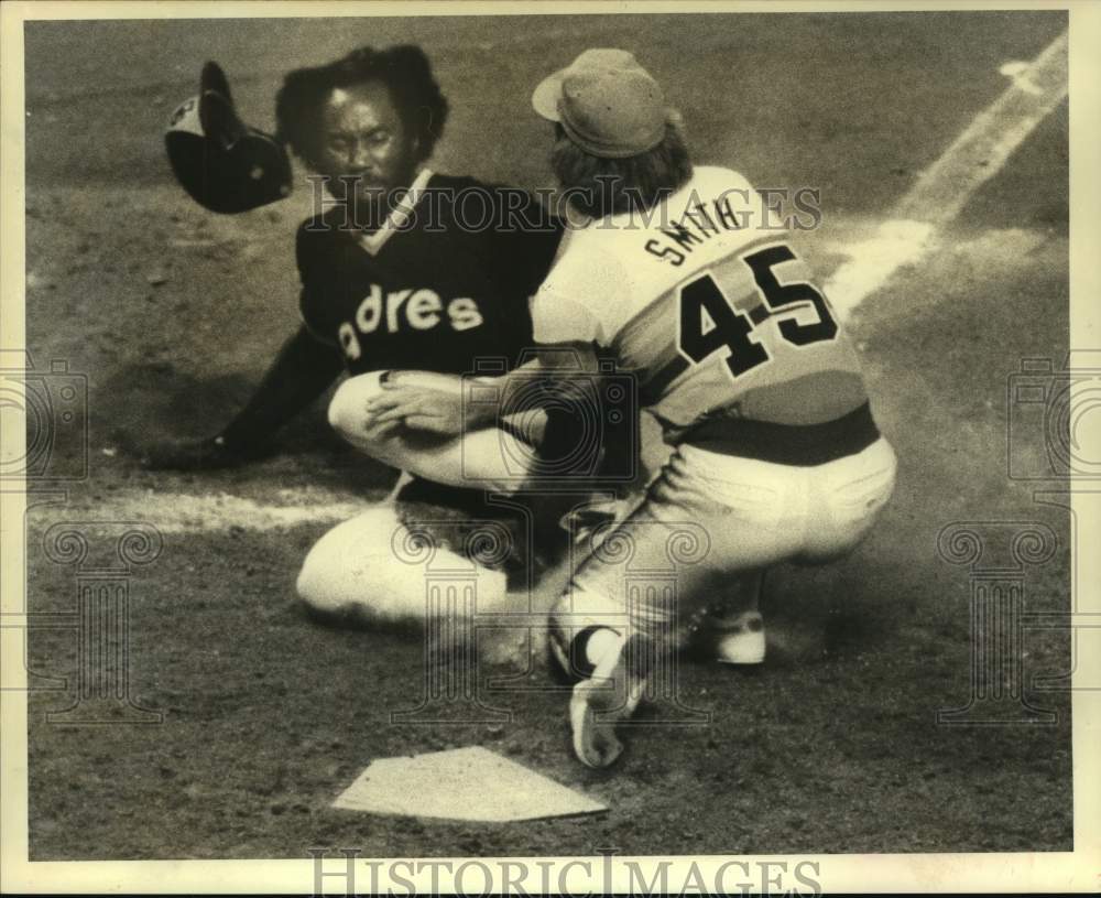 1980 Press Photo Padres&#39; Gene Richard caught stealing home by Astros&#39; Dave Smith- Historic Images