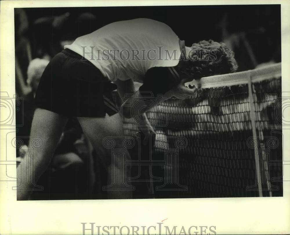 1981 Press Photo John McEnroe listens to call in Gerulaitis match - hcs20125- Historic Images