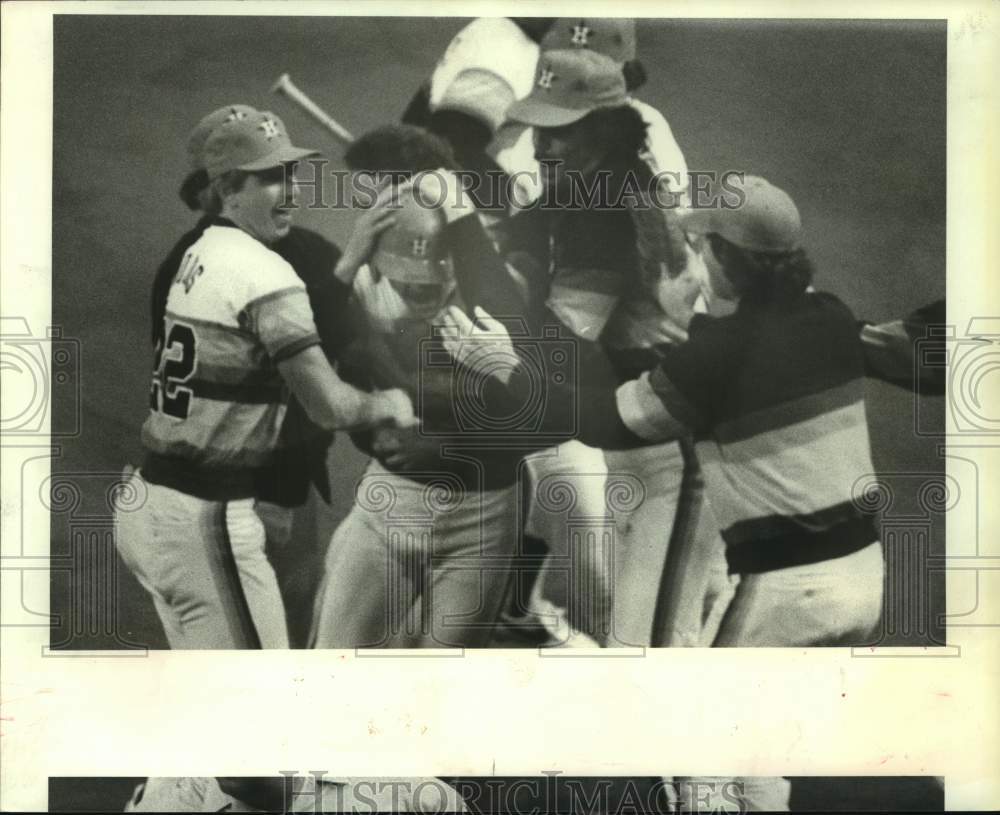 1981 Press Photo Astro Denny Walling is mobbed after he drives in running run - Historic Images