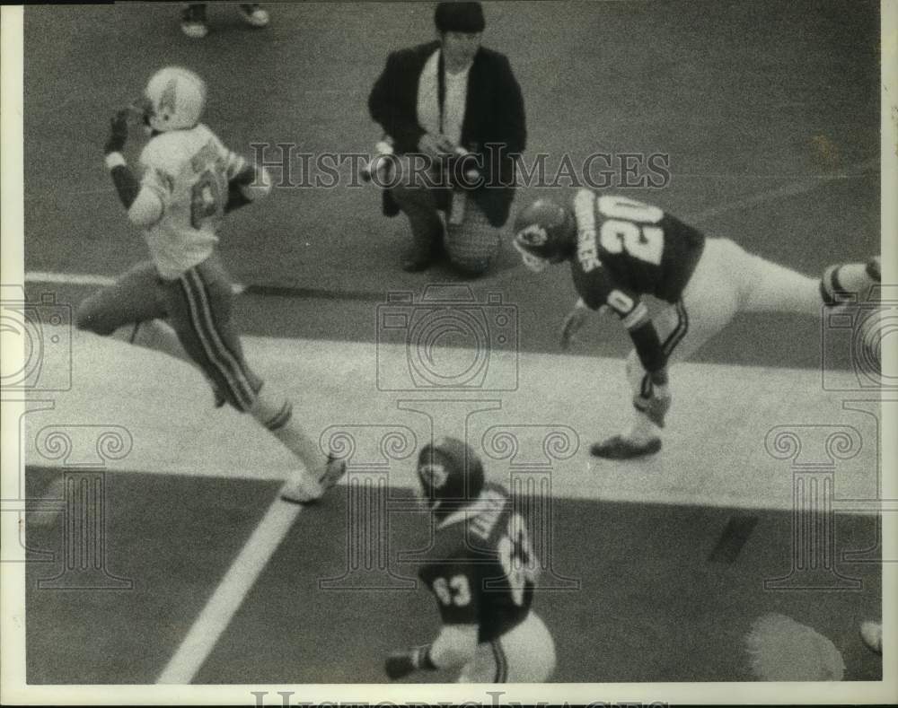 1975 Press Photo Oilers offense runs downfield, chased by 2 Chiefs&#39; defensemen - Historic Images