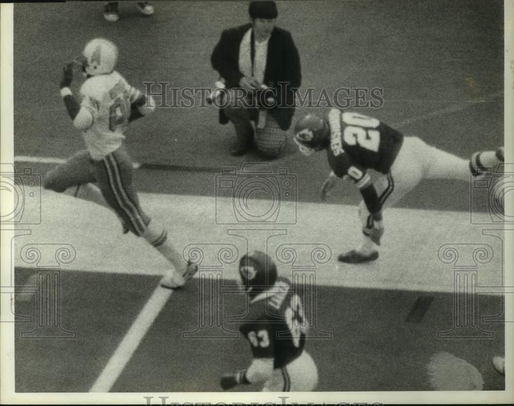 1975 Press Photo Oilers offense runs downfield, chased by 2 Chiefs' defensemen - Historic Images