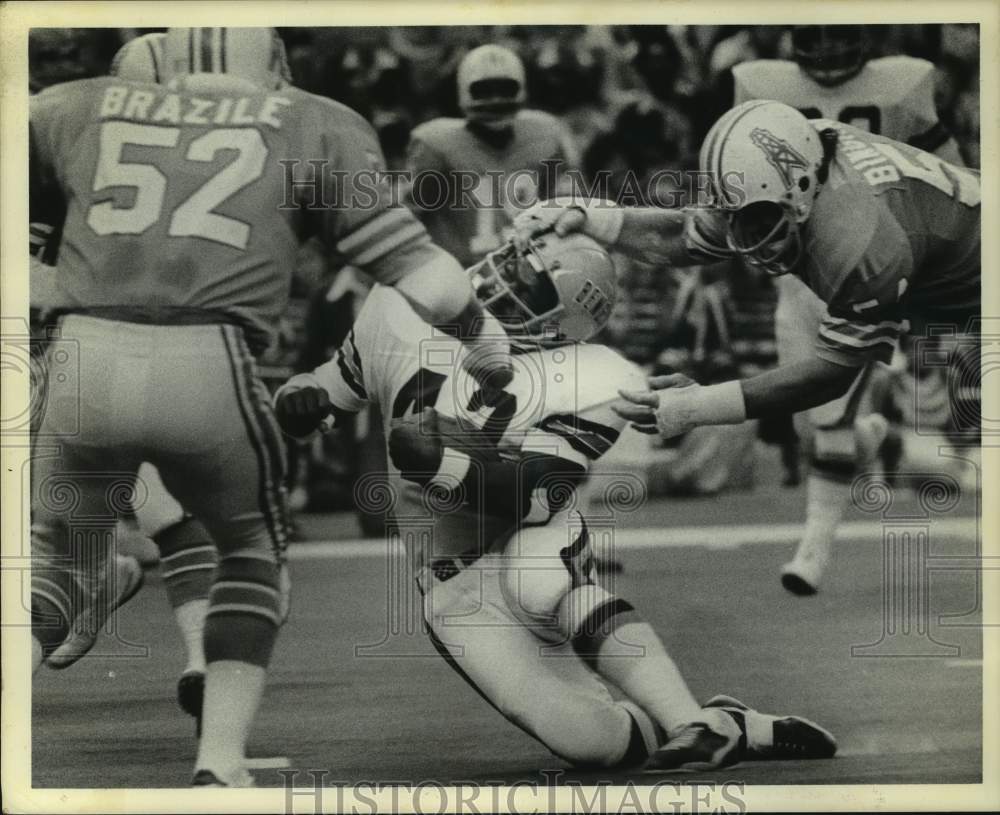 1975 Press Photo Bengals&#39; Clark stopped by Oilers Gregg Bingham &amp; Robert Brazile - Historic Images