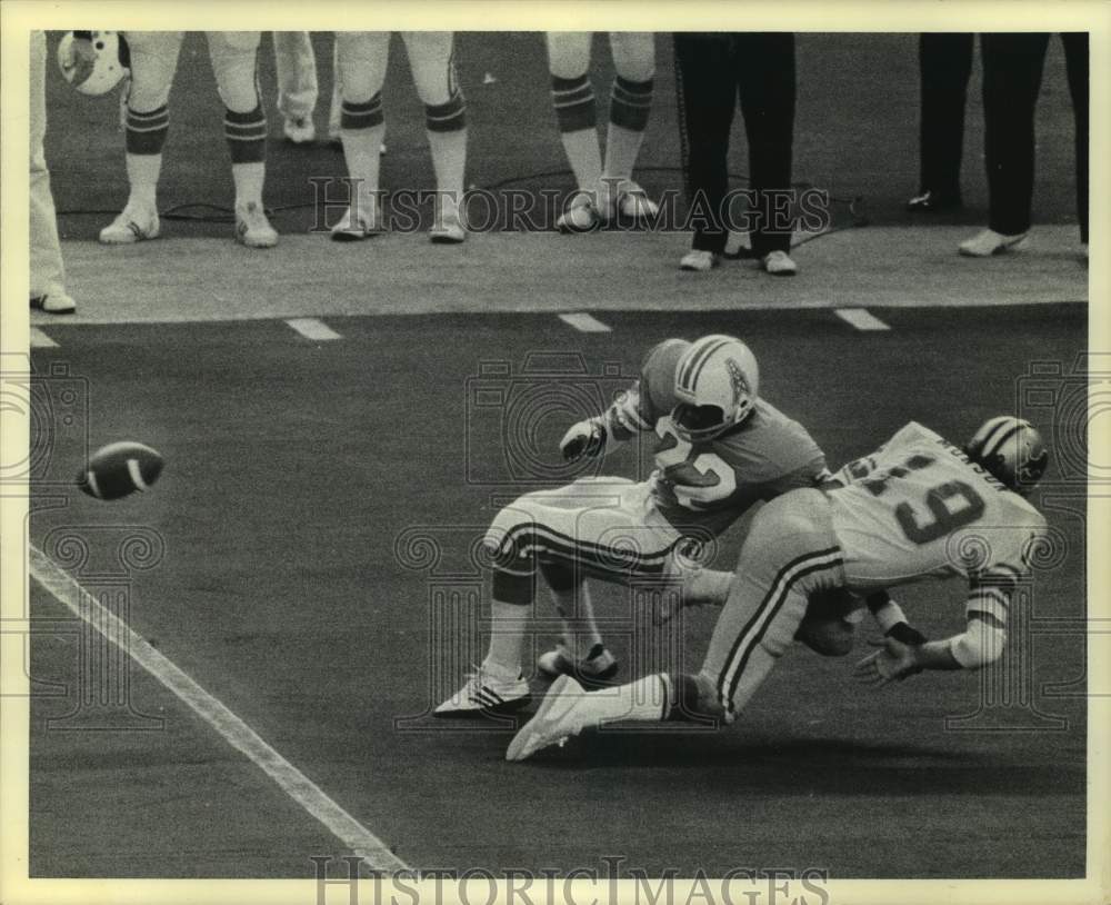 1975 Press Photo Dallas&#39; QB Bill Munson fumbles; Oilers&#39; Zeke Moore recovers - Historic Images