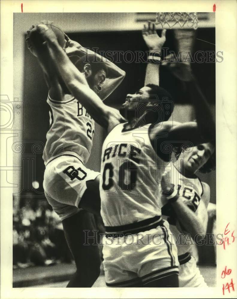 1981 Press Photo Baylor&#39;s Terry Teagle grabs rebound in game vs. Rice University - Historic Images