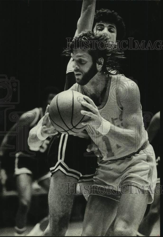 1974 Press Photo Houston Rockets&#39; Mike Newlin handles ball under pressure. - Historic Images