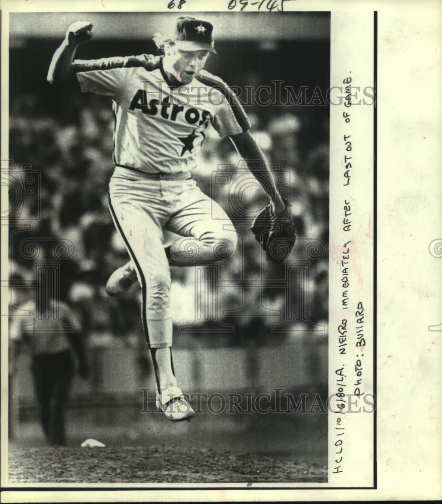 1980 Press Photo Astros&#39; pitcher Joe Niekro celebrates victory over Dodgers.- Historic Images