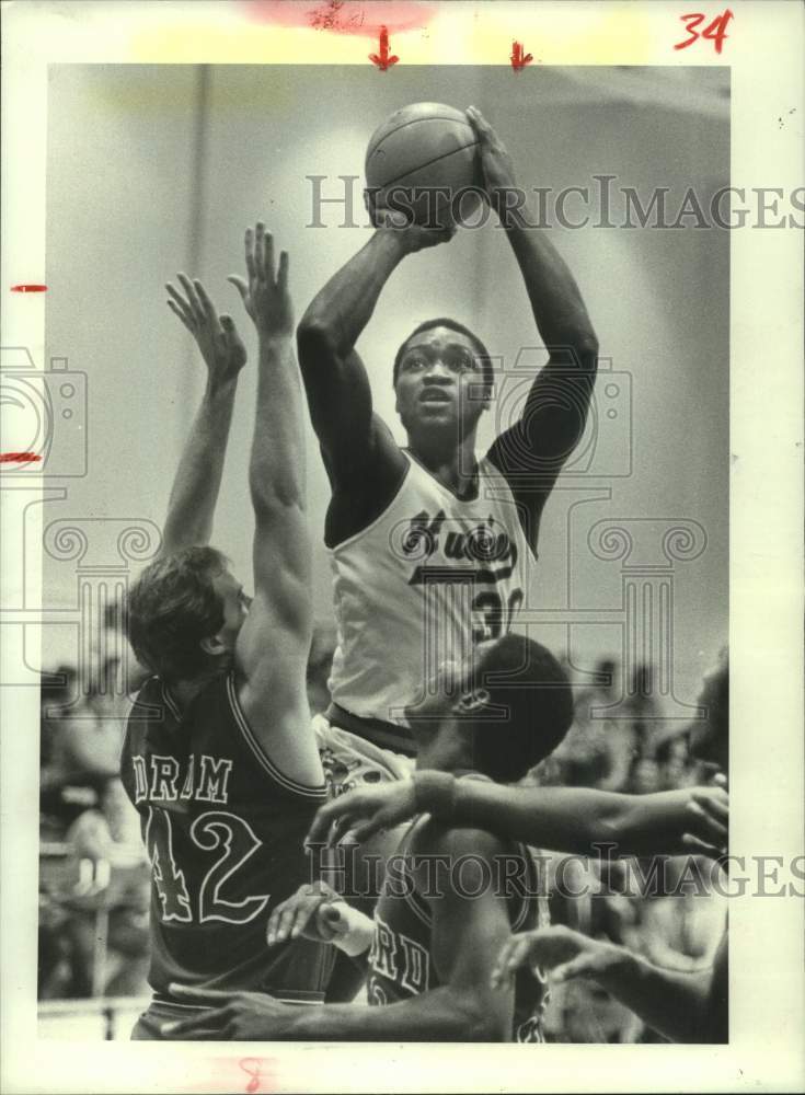 1984 Press Photo Houston Baptist&#39;s Anicet Lavodrama shoots over opponents- Historic Images