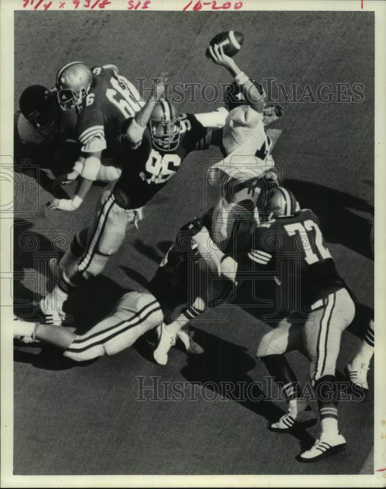 1975 Press Photo #19 completes pass to #85 for 12 yards despite Temple Owls rush - Historic Images