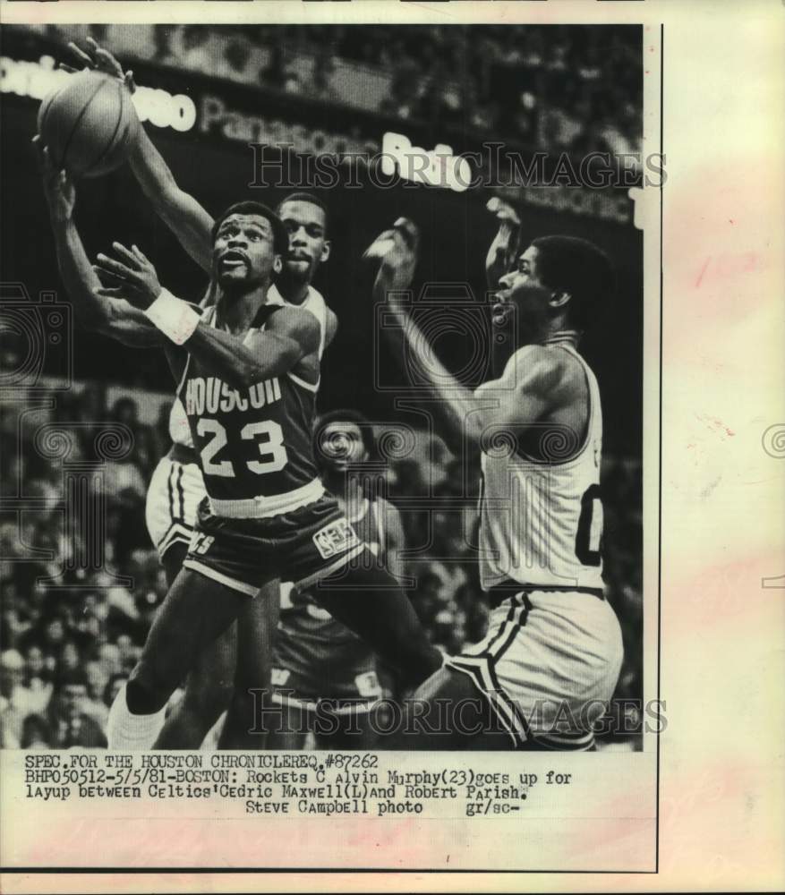 1981 Press Photo Rocket Calvin Murphy goes for layup against Celtics defense- Historic Images