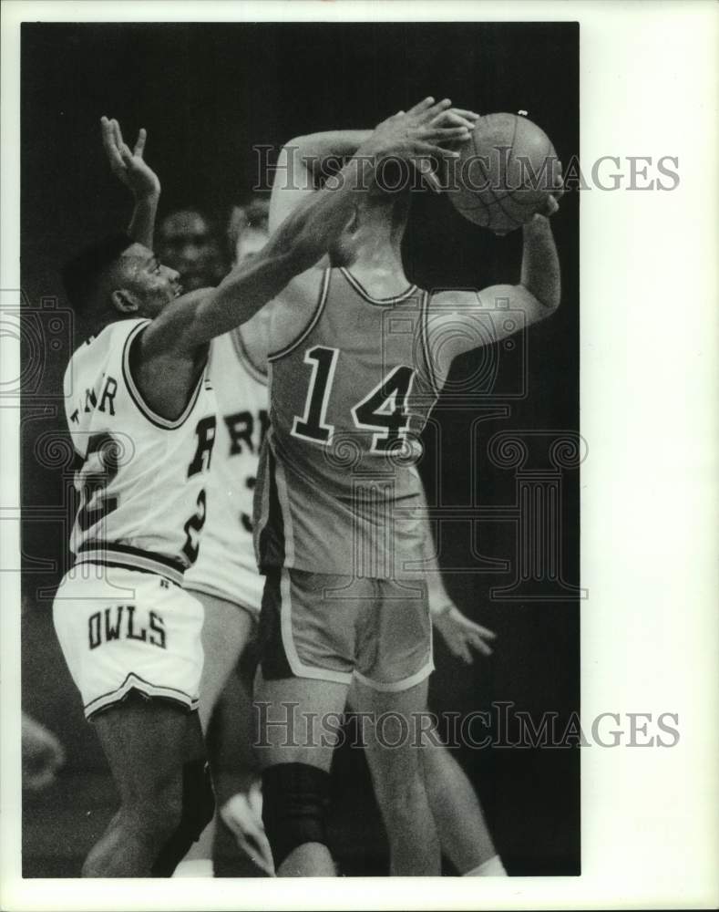 1989 Press Photo Rice University's D'Wayne Tanner pressured Terry Bryant- Historic Images