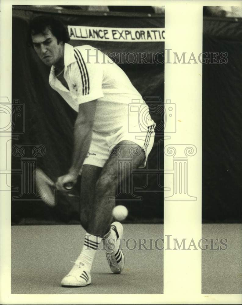 1980 Press Photo Tennis player Jay Lapidus returns backhanded shot - hcs20398- Historic Images