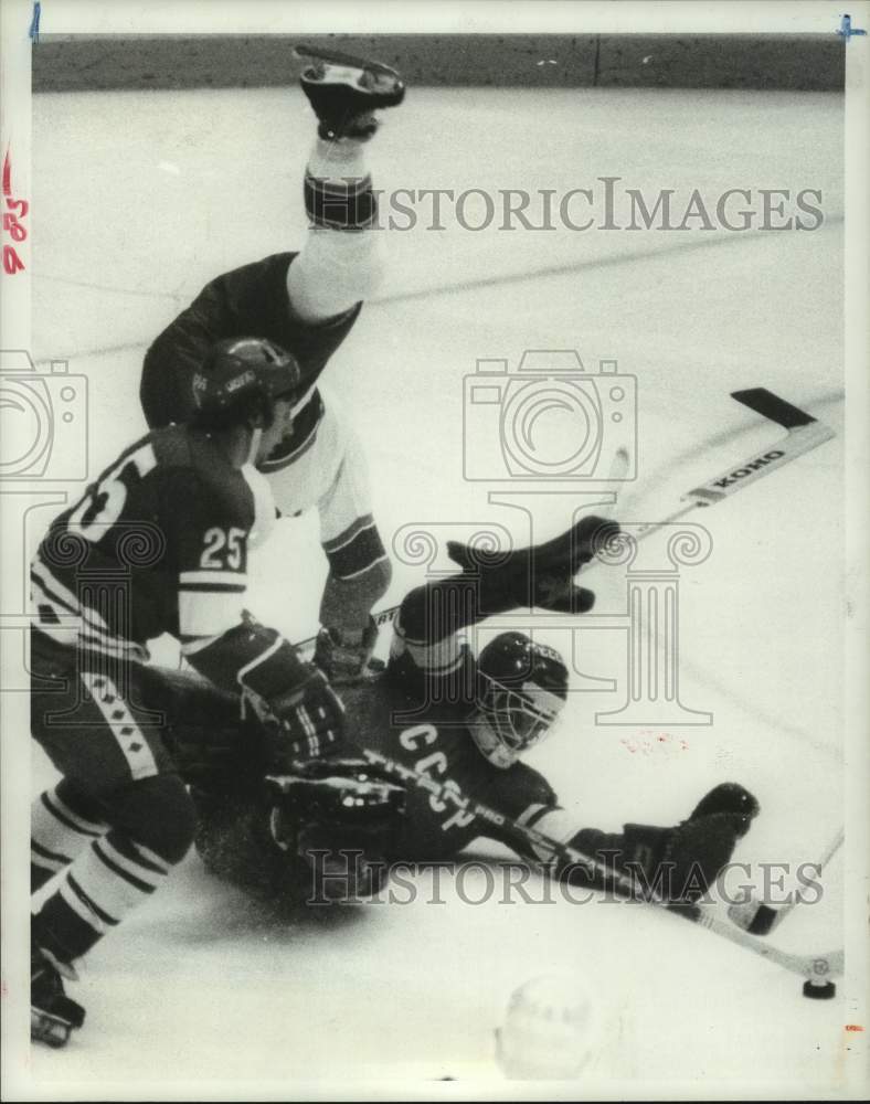 1977 Press Photo Houston hockey player Don Larway battles for the puck in game - Historic Images