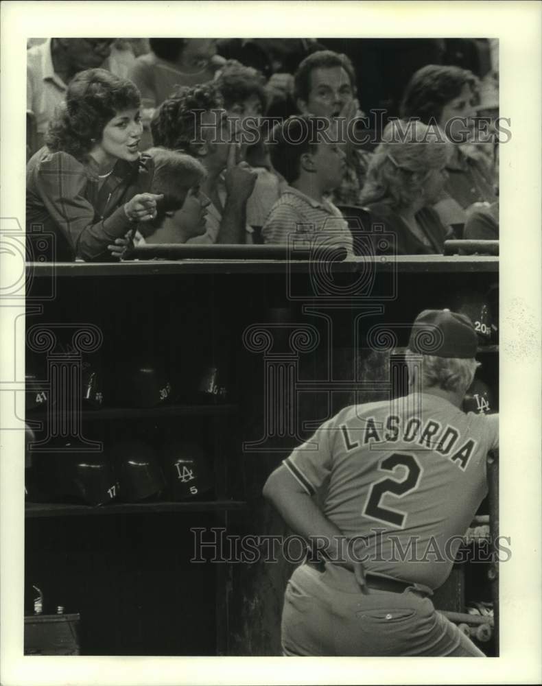 1983 Press Photo Los Angeles Dodgers baseball manager Tom Lasorda talks with fan - Historic Images