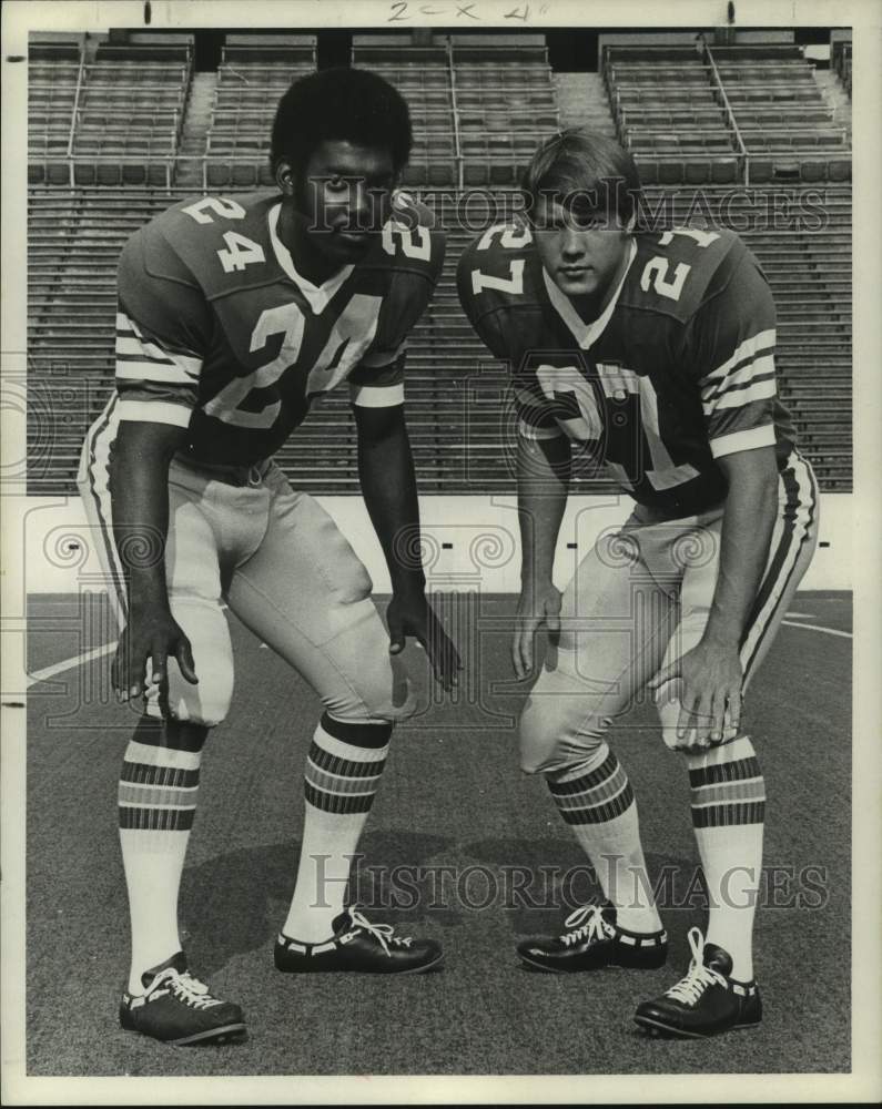 1971 Press Photo Football cornerbacks Mike Tyler &amp; Bill Latourette pose together- Historic Images