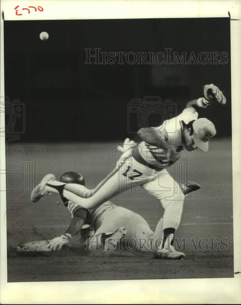 1979 Press Photo Mets Frank Taveras safe as Astros Rafael Landestoy misses ball. - Historic Images