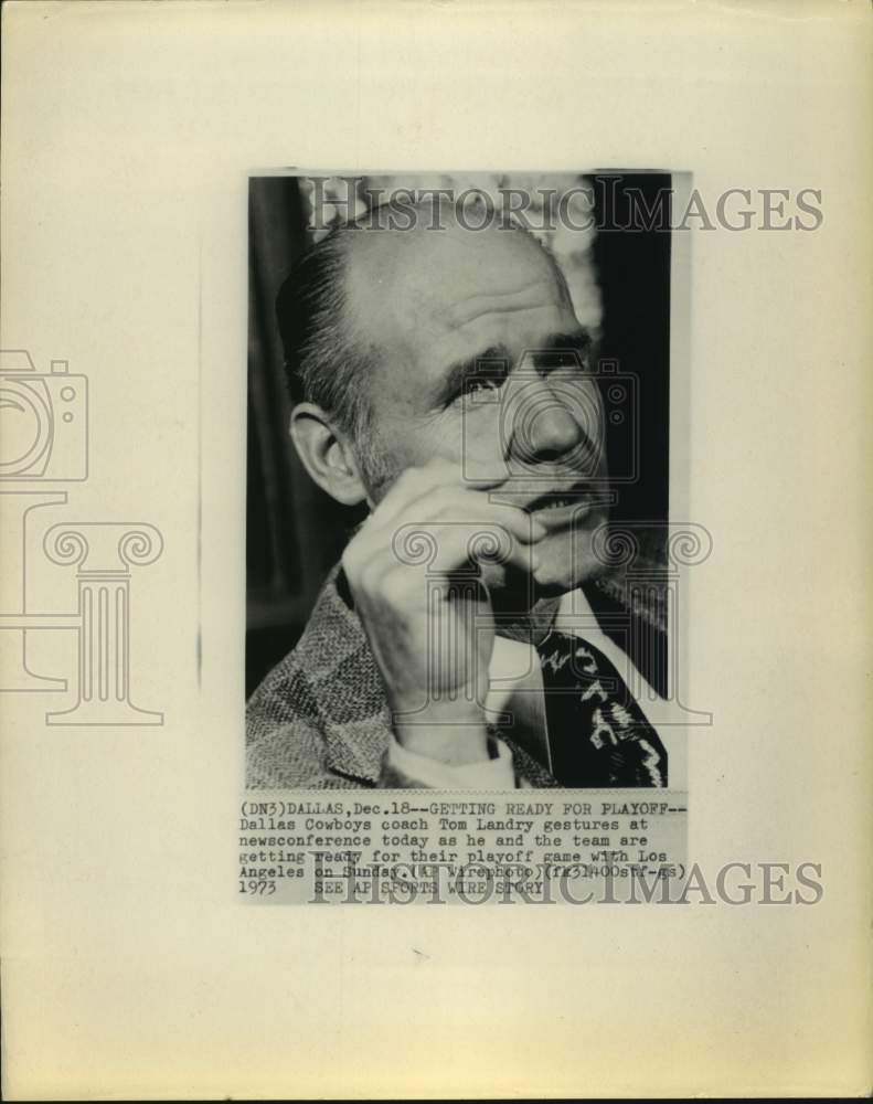 1973 Press Photo Cowboys' Tom Landry gestures at news conference. - Historic Images