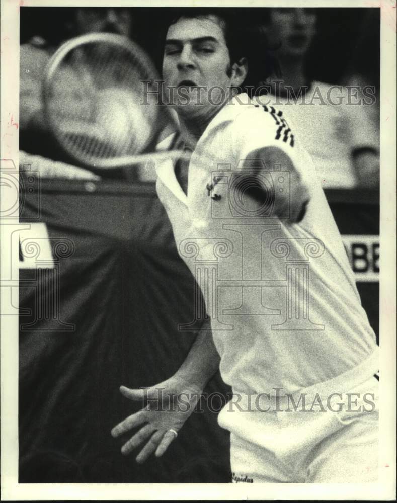 1980 Press Photo Pro tennis player Jay Lapidus hits a backhand return. - Historic Images