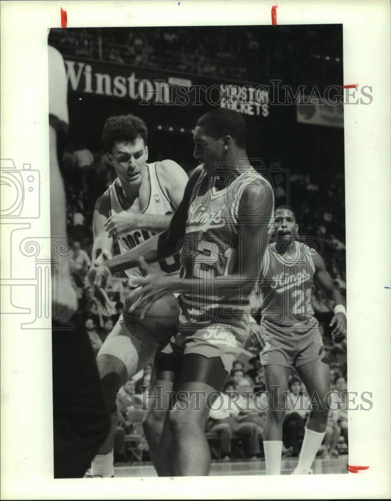 1988 Press Photo Rockets&#39; Tim McCormick &amp; Kings&#39; Harold Pressley battle for ball- Historic Images