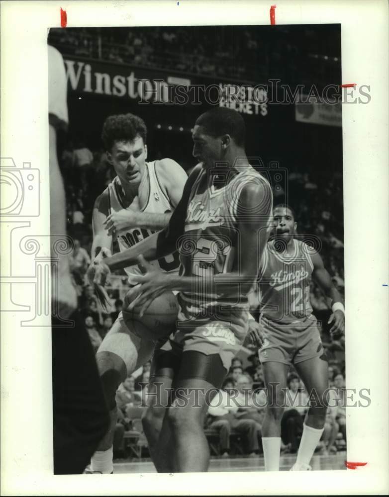 1988 Press Photo Rockets' Tim McCormick & Kings' Harold Pressley battle for ball- Historic Images