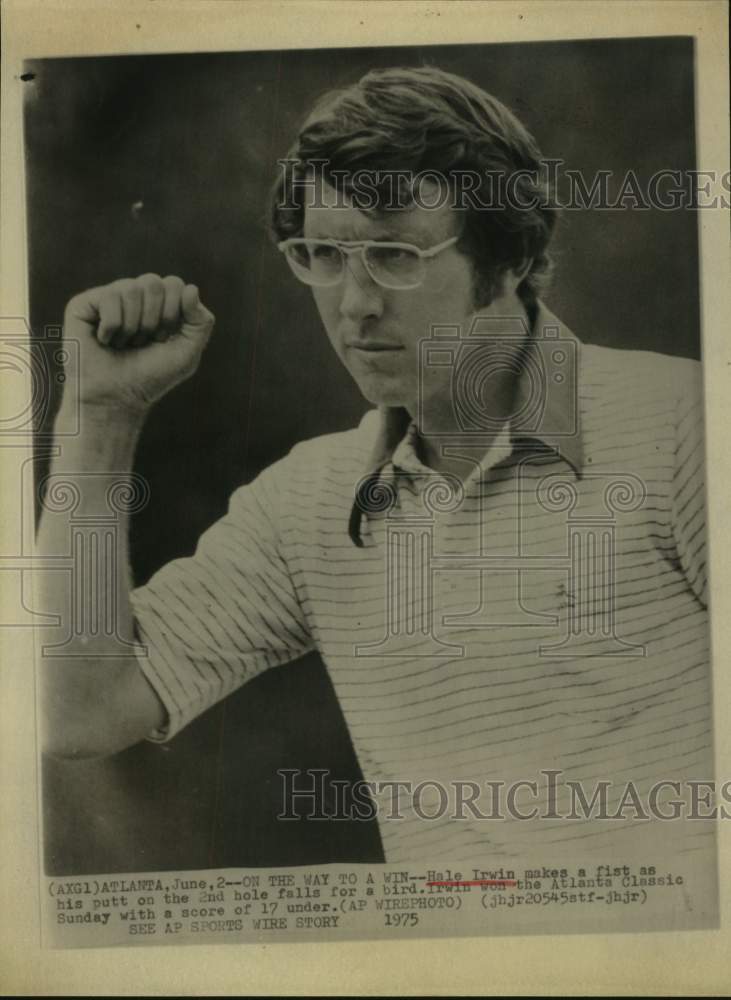 1975 Press Photo Golfer Hale Irwin celebrates a birdie putt at Atlanta Classic. - Historic Images