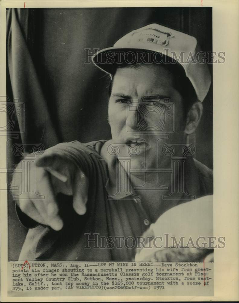 1971 Press Photo Pro golfer Dave Stockton yells at marshal to let his wife pass. - Historic Images