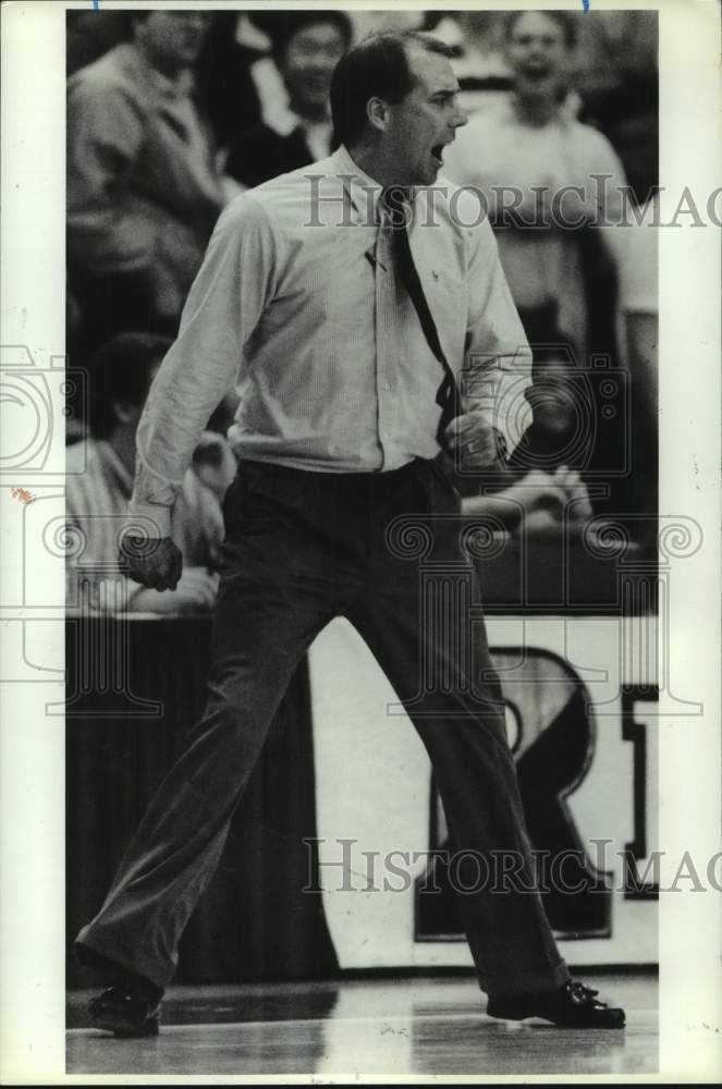 1990 Press Photo Rice Coach Scott Thompson reacts to basketball official&#39;s call- Historic Images