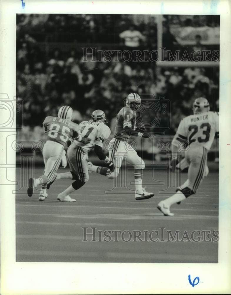 1988 Press Photo Football - Oilers Warren Moon on run, eludes a rush by Seahawks - Historic Images