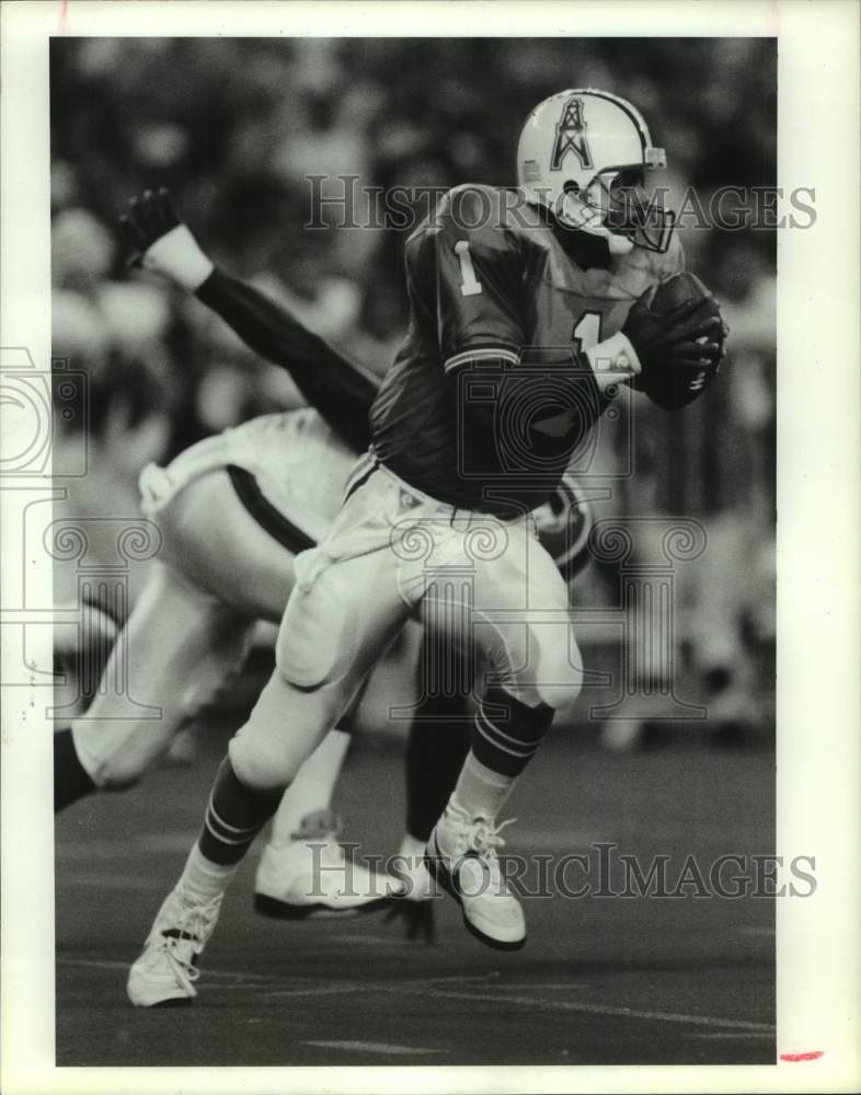 1990 Press Photo Warren Moon scrambles escaping a sack by Cornelius Bennett- Historic Images