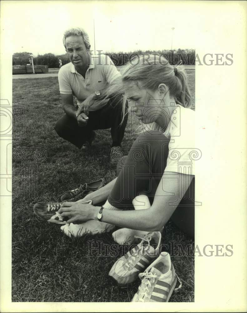 1981 Press Photo University of Houston track Tom Tellez chats with runner.- Historic Images