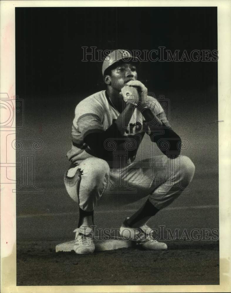 1980 Press Photo Astro JR Richard rests after his third-inning double vs Atlanta- Historic Images