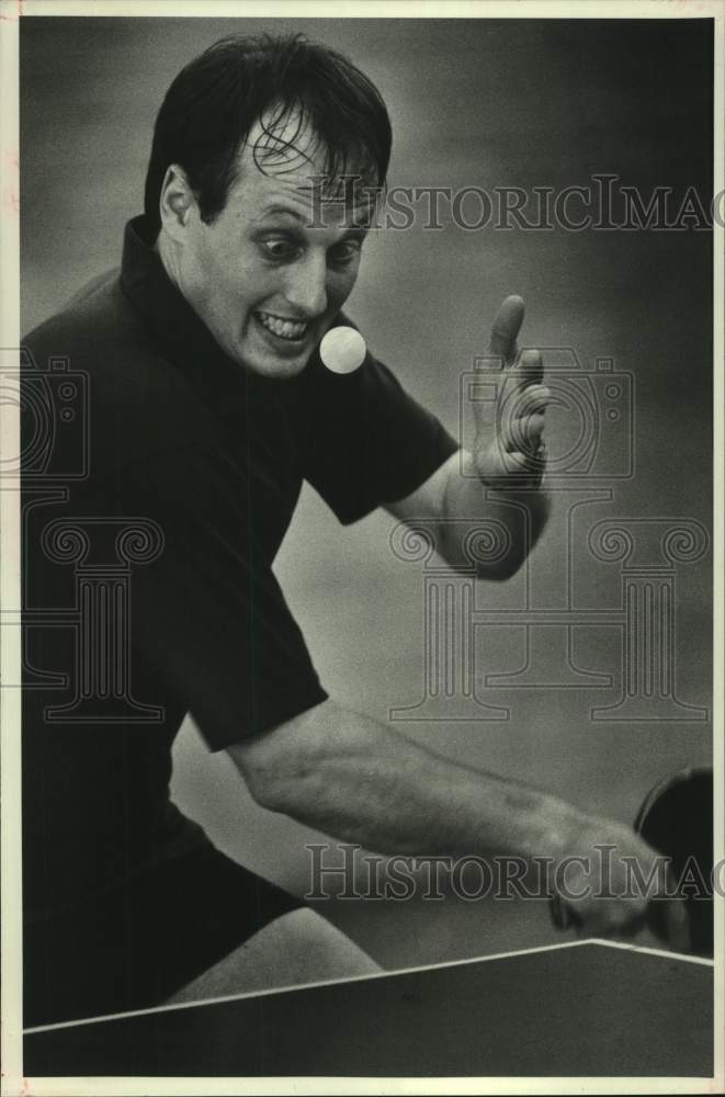 1980 Press Photo Bob Mandell makes good &quot;eye contact&quot; during table tennis shot.- Historic Images