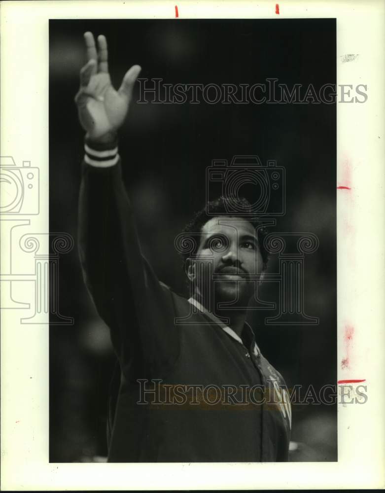 1990 Press Photo Former Rockets&#39; Robert Reid waves to crowd after introduction. - Historic Images