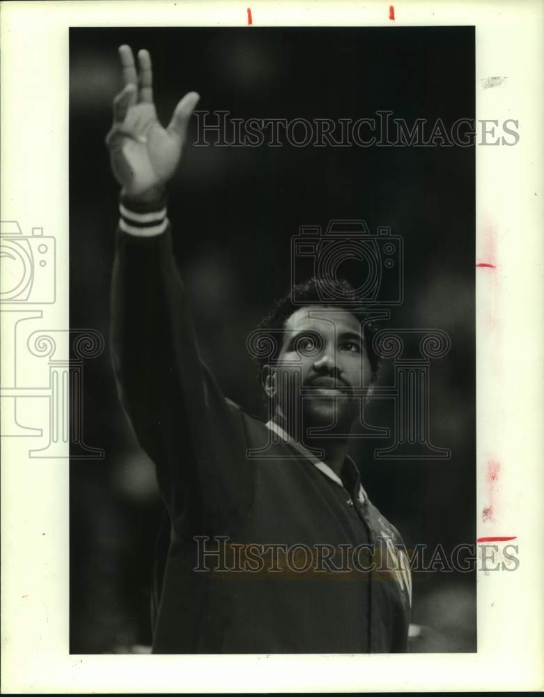 1990 Press Photo Former Rockets' Robert Reid waves to crowd after introduction. - Historic Images