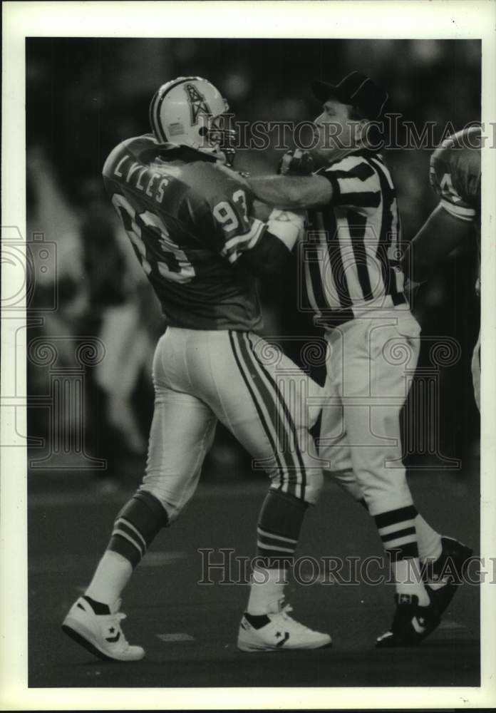 1988 Press Photo Referee restrains Oilers&#39; Robert Lyles in Steelers&#39; game.- Historic Images