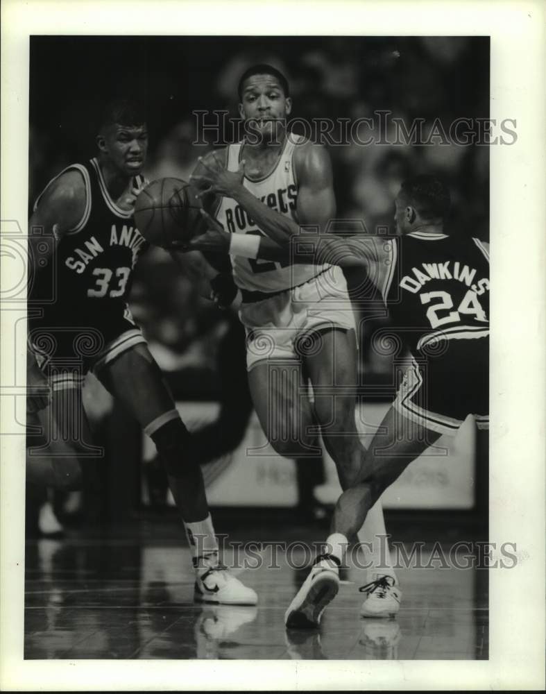 1988 Press Photo Rockets&#39; Rodney McCray drives past Spurs&#39; Johnny Dawkins - Historic Images