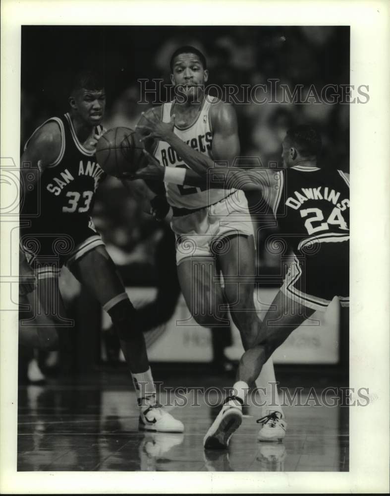 1988 Press Photo Rockets' Rodney McCray drives past Spurs' Johnny Dawkins - Historic Images