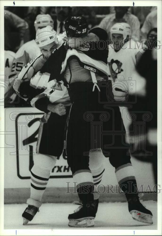 1990 Press Photo Penguin Jay Caulfield &amp; LA&#39;s Marty McSorley get 5-min penalties - Historic Images