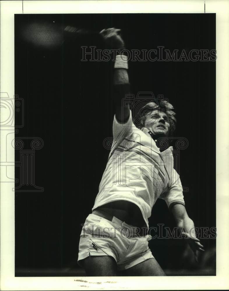 1986 Press Photo Mel Purcell leaps for return in match for WCT Houston Shootout - Historic Images