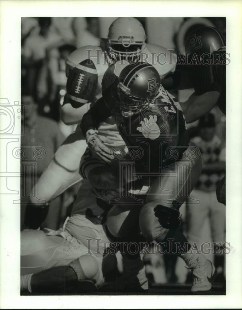 1990 Press Photo Texas&#39; Tom Jeter hits Baylor&#39;s Michael Moore causing fumble.- Historic Images
