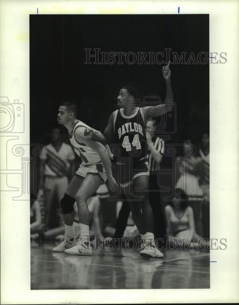 1988 Press Photo Baylor&#39;s Darryl Middleton covered by Houston&#39;s Perry Russell. - Historic Images