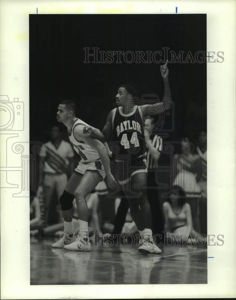 1988 Press Photo Baylor's Darryl Middleton covered by Houston's Perry Russell. - Historic Images
