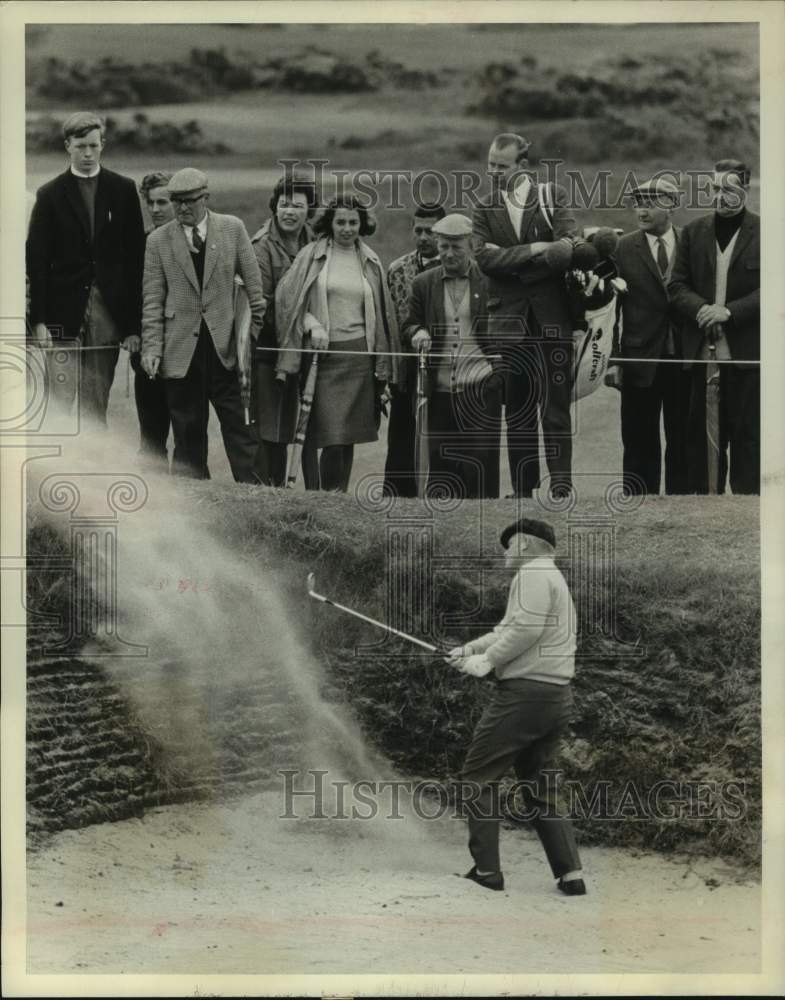 1968 Press Photo Golfer Phil Rodgers blasts out of bunker at St Andrews Scotland- Historic Images