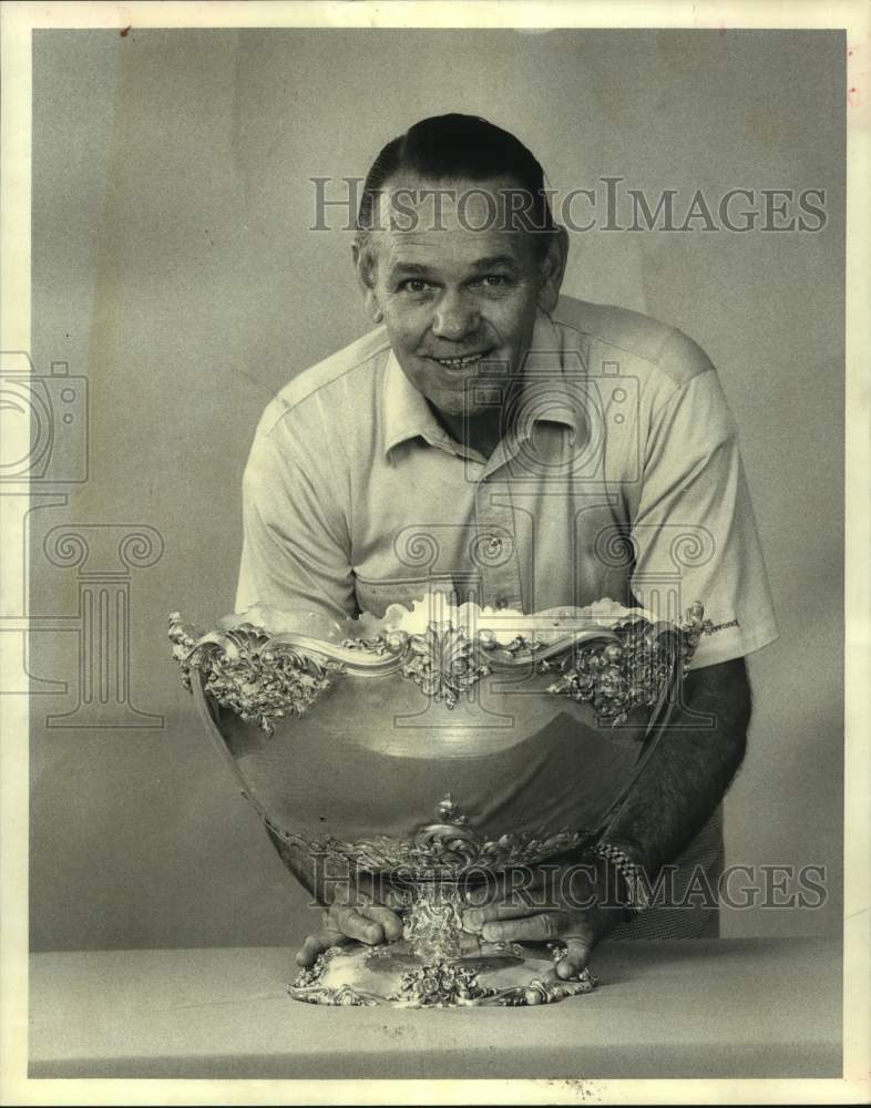 1980 Press Photo Tennis player Jack Kramer poses with the Davis Cup - hcs20841- Historic Images