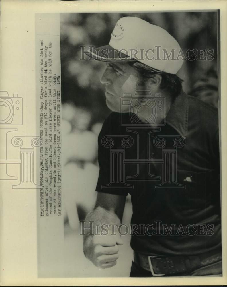 1974 Press Photo Pro golfer Gary Player sinks chip shot to take lead in Memphis.- Historic Images