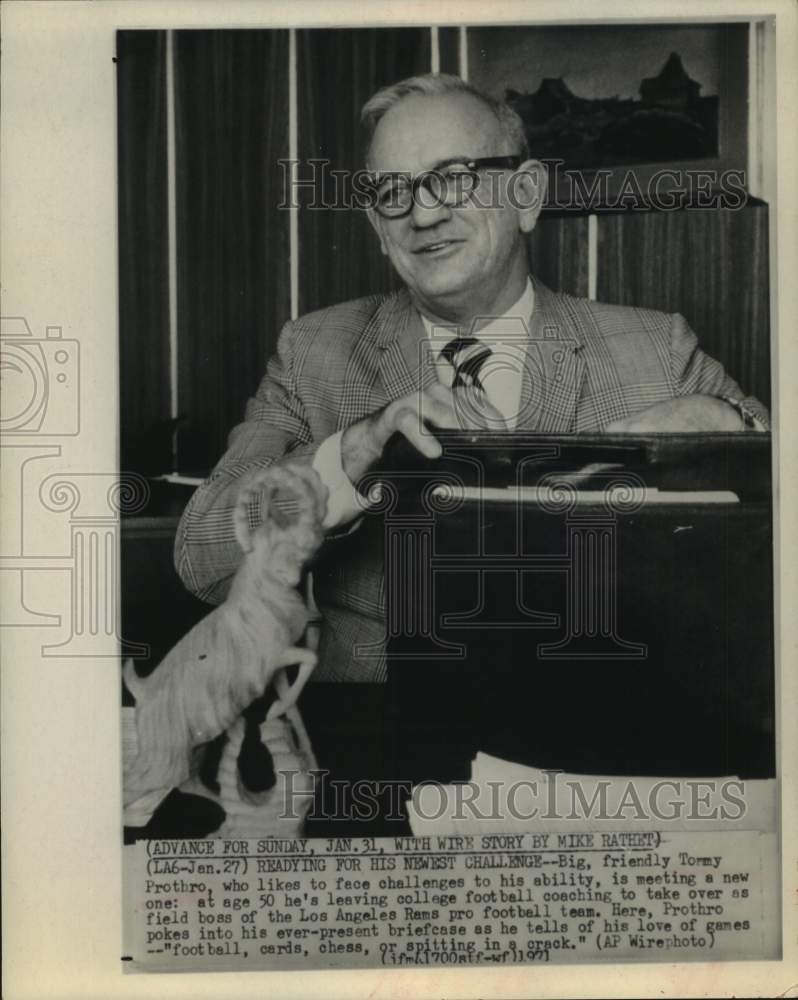 1971 Press Photo Los Angeles Rams football coach Tommy Prothro with briefcase - Historic Images