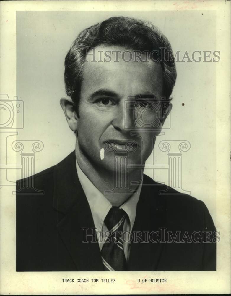 1976 Press Photo University of Houston track Tom Tellez sits for portrait- Historic Images