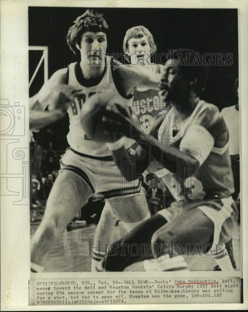 1974 Press Photo Milwaukee Bucks basketball player John McGlocklin plays defense - Historic Images