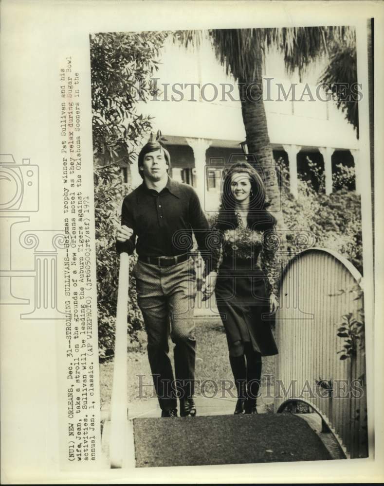 1971 Press Photo Auburn football quarterback Pat Sullivan walks with his wife - Historic Images